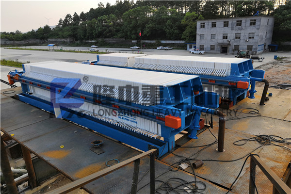 壓濾機(jī)設(shè)備的壓緊結(jié)構(gòu)和過(guò)濾結(jié)構(gòu)